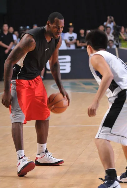 Nba Player Lebron James Cleveland Cavaliers Teaches Young Chinese Players — Stock Photo, Image