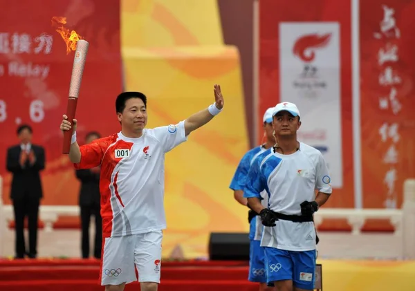 Eroul Astronautului Chinez Yang Liwei Poartă Torța Pentru Porni Releul — Fotografie, imagine de stoc