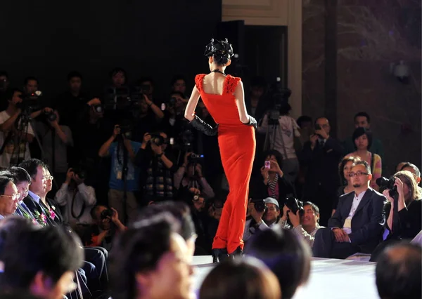 Modell Parádék Során Egy Divatbemutatón Jelölés Megnyitása Shanghai Fashion Week — Stock Fotó