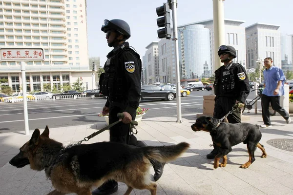 Κινεζική Ειδική Αστυνομικούς Και Τους Αστυνομικούς Σκύλους Περιπολούν Μια Οδό — Φωτογραφία Αρχείου