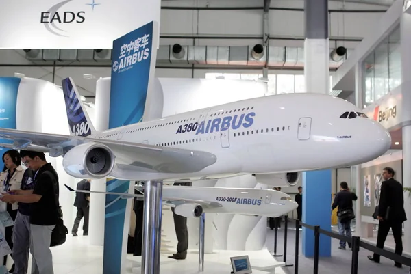 Odwiedzający Spojrzeć Model Airbus A380 Podczas Pekin Aviation Expo Pekinie — Zdjęcie stockowe