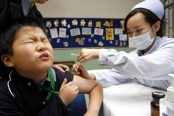 Une Infirmière Chinoise Injecte Vaccin Contre Grippe H1N1 Élève Dans — Photo