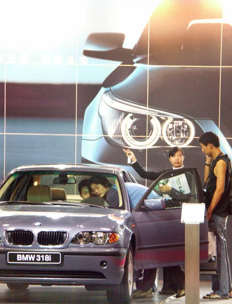 中国购车者在中国东部江苏省南京的一家 Bmw 经销店查看并尝试 Bmw 318I — 图库照片