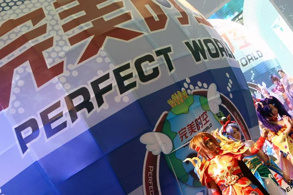 Китайские Исполнители Cosplay Позируют Стенде Perfect World Время Chinajoy 2009 — стоковое фото