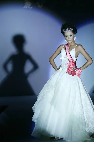 Een Model Toont Creatie Tijdens Wedding Gown Fashion Show 2007 — Stockfoto