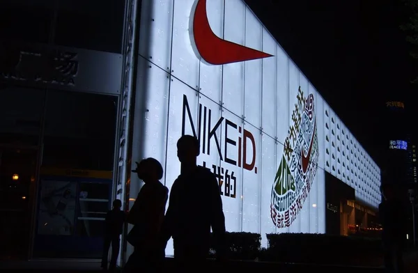 Moradores Passam Por Anúncio Nike Xangai Maio 2008 — Fotografia de Stock