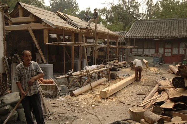 2008년 베이징의 시허위안에서 노동자들이 재건하고 — 스톡 사진