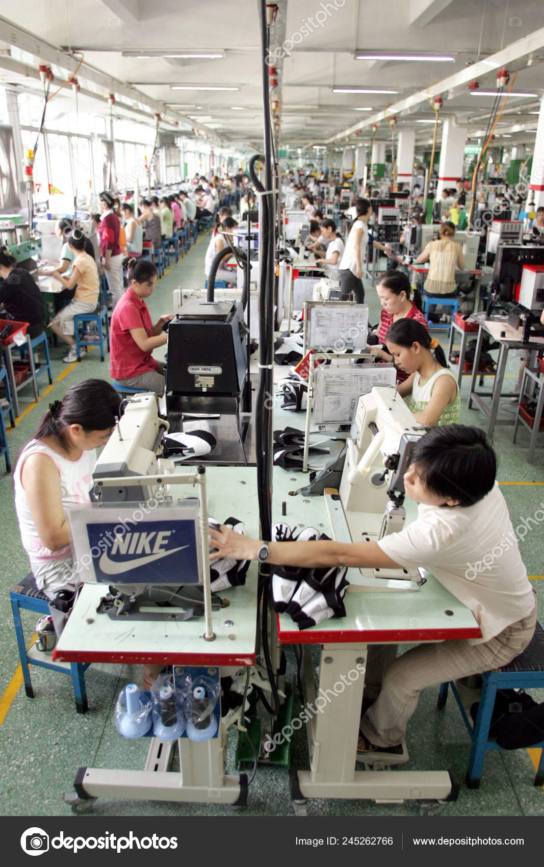 Contable Adepto Gladys Factory Workers Make Nike Shoes Factory Yue Yuen Industrial Holdings –  Stock Editorial Photo © ChinaImages #245262766