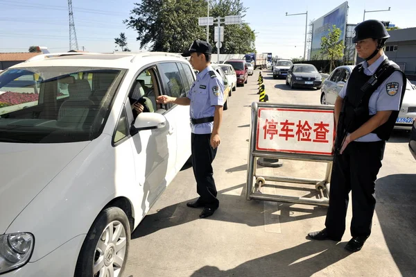 Chinese Policemen Check Car Entering Beijing Checkpoint Beijing China September — 스톡 사진