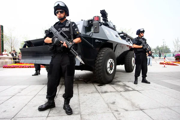 Οπλισμένοι Κινέζοι Ειδικοί Αστυνομικοί Στέκονται Φρουρούν Μπροστά Από Ένα Θωρακισμένο — Φωτογραφία Αρχείου
