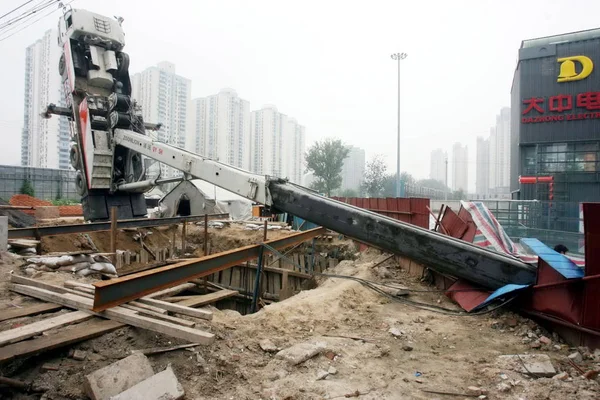 Caminhão Guindaste Visto Erguido Canteiro Obras Pequim China Quinta Feira — Fotografia de Stock