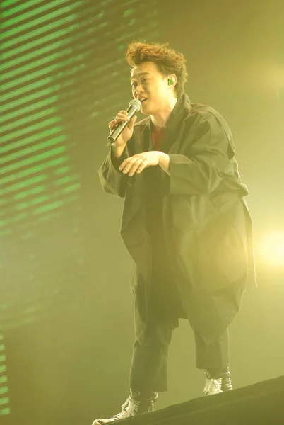 香港歌手陈爱生在中国上海圣诞前夜的演唱会上表演 2009年12月24日 — 图库照片