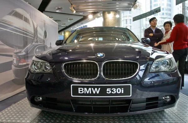 Chinese Car Buyers View Bmw 530I Bmw Dealership Store Shanghai — Stock Photo, Image