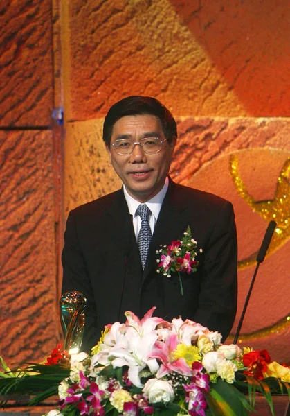 中国工商银行董事长姜建清2002年1月20日在北京举行的Cctv2006中国经济年度人物评选颁奖典礼上 在十大经济数据榜单上致辞 — 图库照片