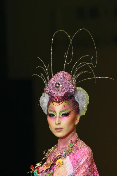 中国モデルを提示 カラフルな化粧品ファッション トレンド コレクション 2007 年中に第 回中国ファッション ウィークで 北京で水曜日 2007 — ストック写真