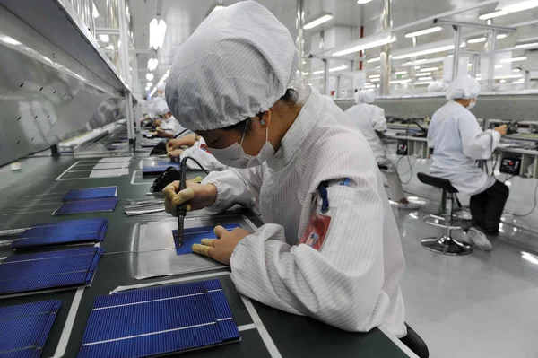 Chińskie Fabryki Pracowników Produkcji Energii Słonecznej Panele Zakładzie Nowych Energii — Zdjęcie stockowe