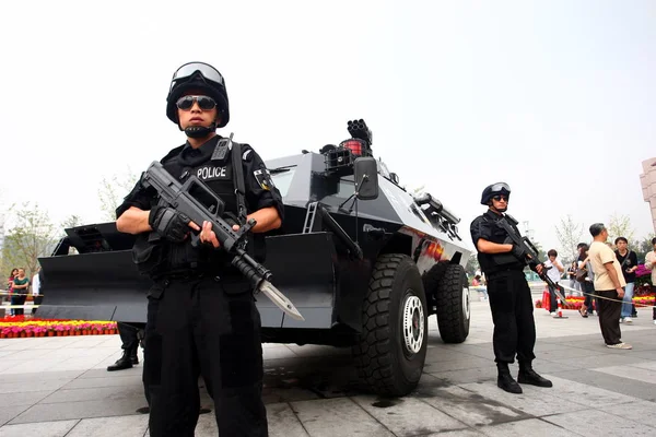 Poliziotti Speciali Cinesi Armati Fanno Guardia Davanti Veicolo Blindato Una — Foto Stock