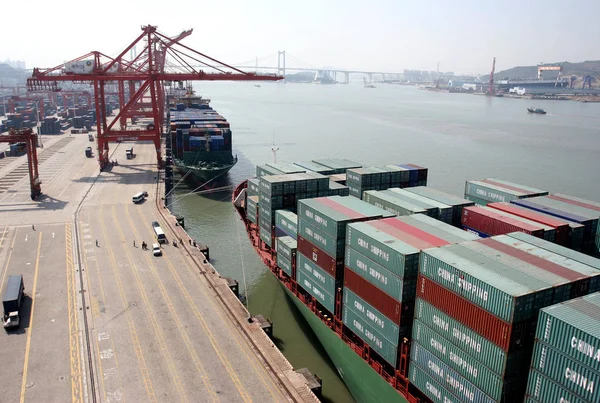 Navios Contêineres São Vistos Atracando Cais Porto Xiamen Cidade Xiamen — Fotografia de Stock
