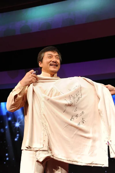 Hongkongské Kungfu Hvězda Jackie Chan Ukazuje Kabát Jeho Autogram Během — Stock fotografie