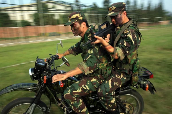Ein Chinesischer Pla Volksbefreiungsarmee Soldat Zielt Auf Einem Motorrad Während — Stockfoto