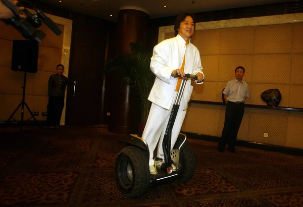 Hongkong Toneelspeler Jackie Chan Rijdt Een Elektrische Auto Tijdens Een — Stockfoto