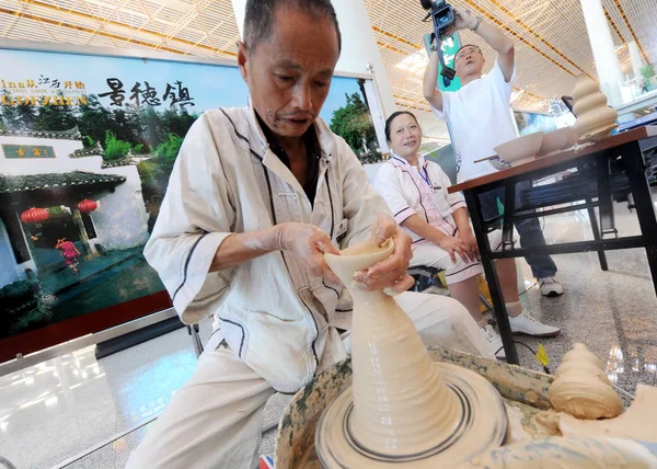 Artisan Chinois Fabrique Une Porcelaine Lors Spectacle Visant Promouvoir Culture — Photo