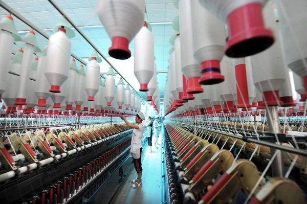 Las Trabajadoras Fábrica China Comprueban Los Husillos Hilo Las Máquinas —  Fotos de Stock