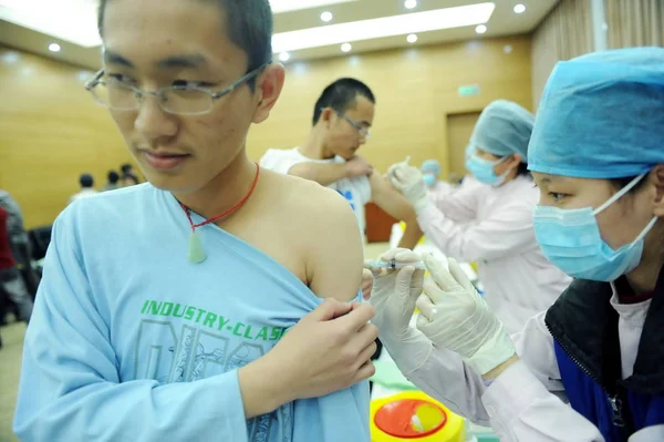 Chinese Medical Workers Inject Student H1N1 Flu Vaccine Beihang University — Stock Photo, Image