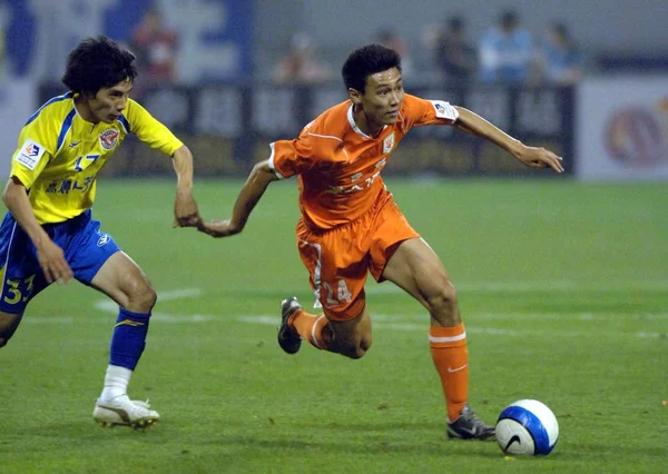 Zheng Prawo Chinas Shandong Luneng Football Club Drybluje Następująco Jang — Zdjęcie stockowe