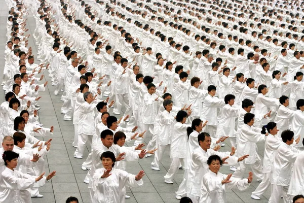 000 Kinesiska Folket Utföra Shadowboxing Framför National Stadium Känd Som — Stockfoto