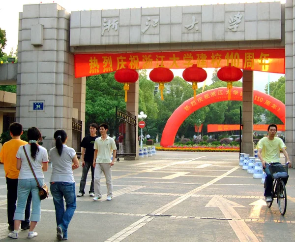 Estudantes Chineses Passam Por Uma Entrada Campus Yuquan Universidade Zhejiang — Fotografia de Stock