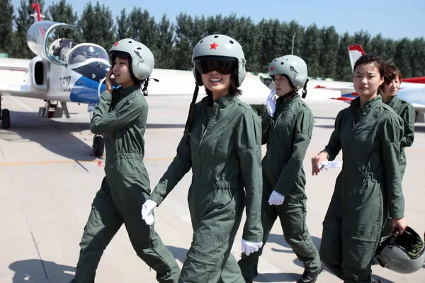 Młodych Kobiet Zawodnikiem Samolot Pilotów Chińskich Sił Powietrznych Pla Przejść — Zdjęcie stockowe
