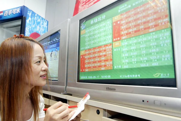 File Chinese Lottery Buyer Bids Football Lotteries Lottery Office Beijing — Stock Photo, Image