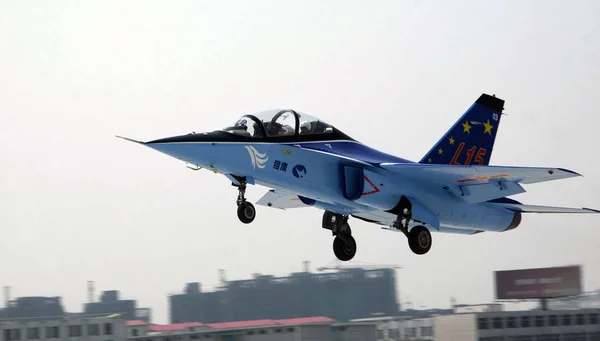 2008年5月10日 在中国东部江西省南昌市首次飞行时 L15 Falcon 超音速教练机的视图 — 图库照片