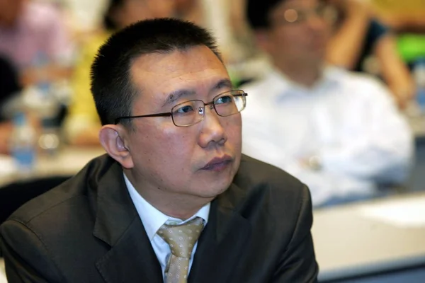 Han Chefredaktör För China Business Weekly Ses Ett Finans Forum — Stockfoto