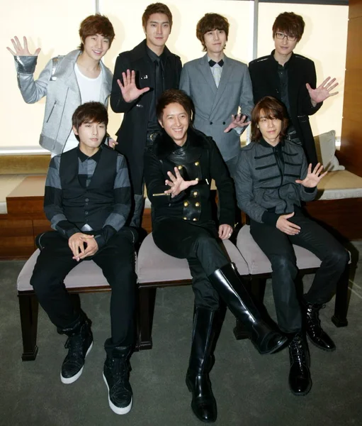 South Korean Pop Group Super Junior Gesture Interview Taipei Taiwan — Stock Photo, Image