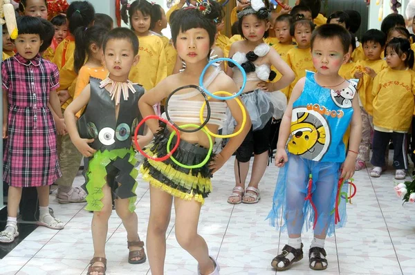 Dzieci Model Noszenie Ubrania Wykonane Przez Trashes Ułożenia Podczas Ochrony — Zdjęcie stockowe
