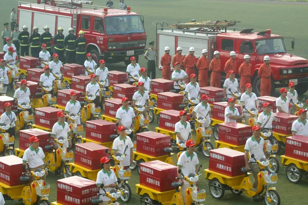 Chinese Olympic Volunteer Fire Fighters Stand Close Fire Emergency Electric — ストック写真