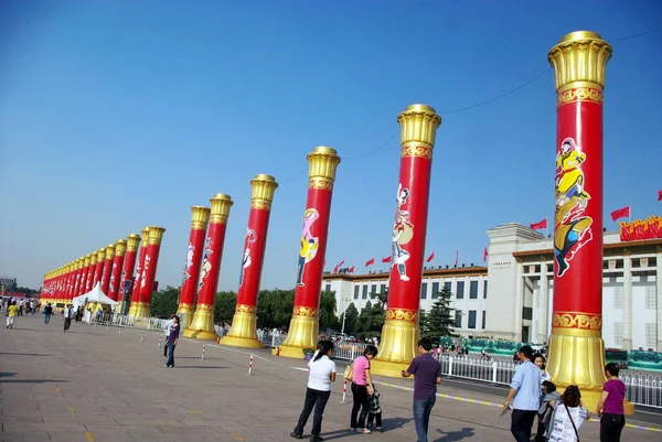 Turistas Passam Pelos Pilares Comemorativos Dia Nacional Praça Tiananmen Pequim — Fotografia de Stock