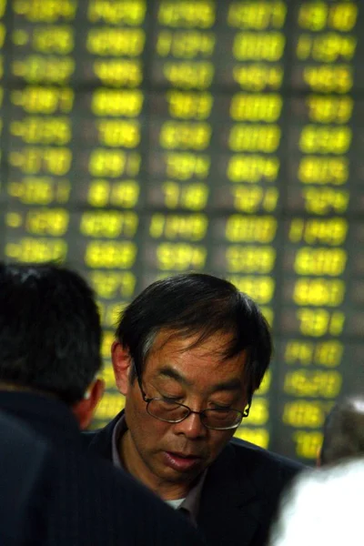 Ein Chinesischer Investor Fühlt Sich Enttäuscht Vor Einem Tisch Mit — Stockfoto