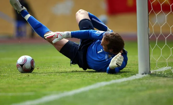 Mark Schwarzer Keeper Van Australië Slaat Een Straf Tijdens Een — Stockfoto