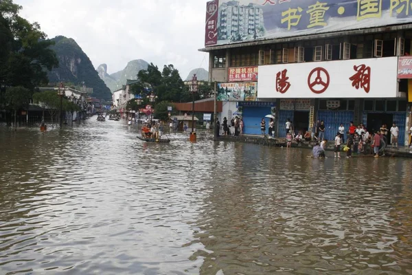 Pohled Zaplavené Ulice Prudkém Dešti Yangshuo Jižní Chinas Guangxi Zhuang — Stock fotografie