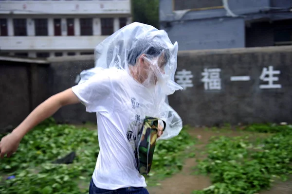 Hombre Chino Cubriéndose Cabeza Con Una Bolsa Plástico Enfrenta Gran — Foto de Stock