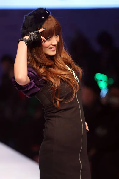 모델은 2009 베이징에에서 2009 베이징 쇼에서 — 스톡 사진