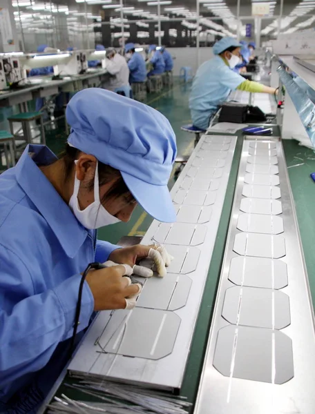 Trabajadores Fábricas Chinas Fabrican Paneles Solares Planta Eoplly New Energy — Foto de Stock