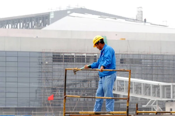 Kinesisk Arbetare Arbete Byggplatsen West Terminal Och Den Nya Landningsbanan — Stockfoto