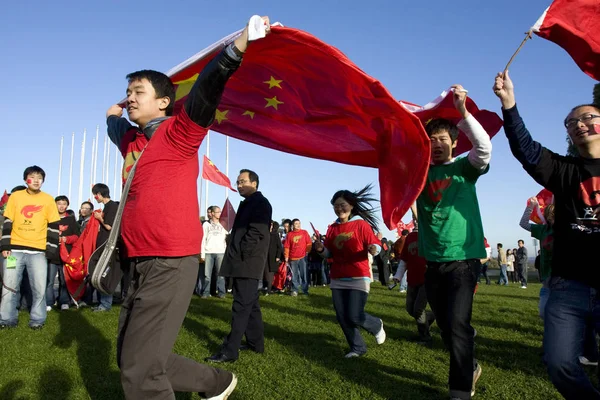 Lokala Kinesiska Folket Håller Chinas Nationsflaggor Fira För Att Visa — Stockfoto