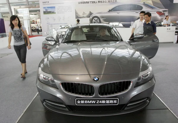 Chinese Bezoekers Kijken Naar Een Bmw Tijdens Een Auto Show — Stockfoto