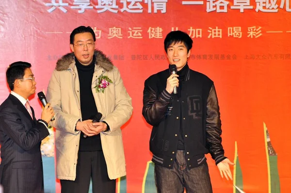 2008年2月4日 110 米栏世界纪录保持者刘翔 和前跳高世界纪录保持者朱建华 在上海举行的北京奥运会活动上发表演讲 — 图库照片