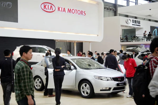 Los Visitantes Observan Los Automóviles Kia 13ª Exposición Internacional Industria — Foto de Stock